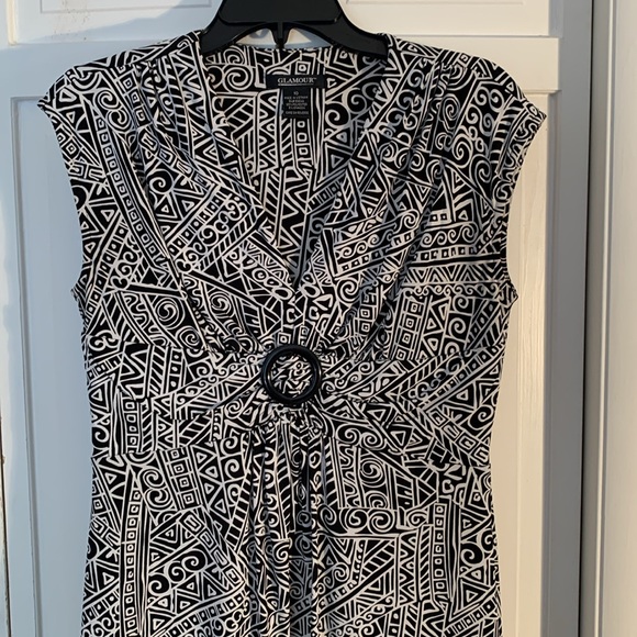 Glamour Dresses & Skirts - Glamour Black & White Sleeveless V-neck Midi Dress EUC